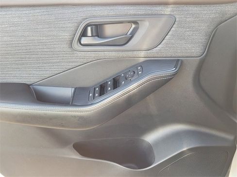 Used 2021 Nissan Rogue S image 25