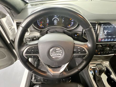 Used 2022 Jeep Grand Cherokee Laredo X image 11