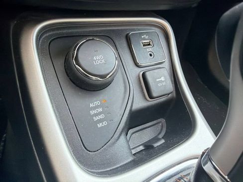 Used 2018 Jeep Compass Latitude AWD/4WD image 16