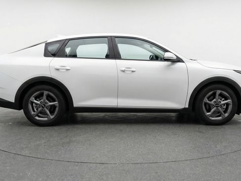 Used 2025 Kia K4 LXS image 11