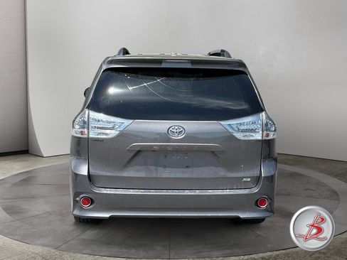 Used 2017 Toyota Sienna SE Premium FWD image 6
