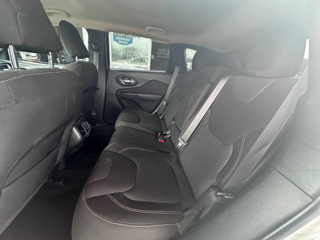 Used 2016 Jeep Cherokee Latitude w/ Cold Weather Group AWD/4WD image 16