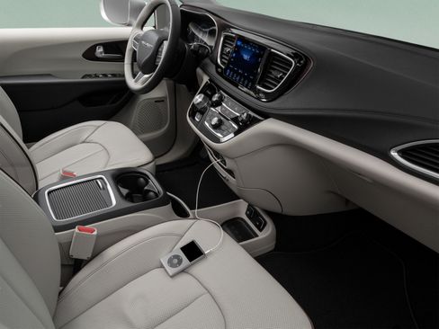 Used 2018 Chrysler Pacifica Limited FWD image 36