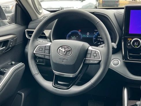Used 2026 Toyota Highlander Limited AWD/4WD image 14
