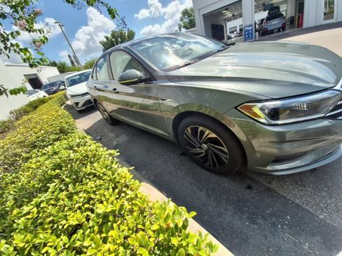 Used 2019 Volkswagen Jetta SEL Premium FWD image 2