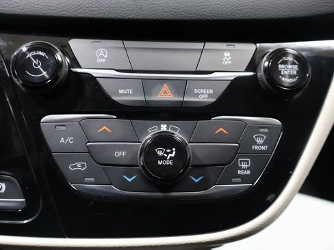 Used 2021 Chrysler Voyager LX image 30