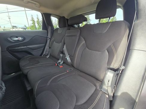 Used 2016 Jeep Cherokee Latitude w/ Cold Weather Group AWD/4WD image 18