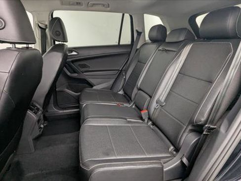 Used 2021 Volkswagen Tiguan SE w/ Panoramic Sunroof Package image 16