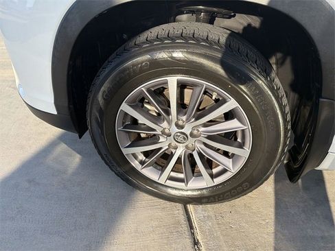 Certified 2018 Toyota Highlander XLE image 32
