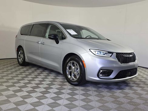 Used 2024 Chrysler Pacifica Limited image 2