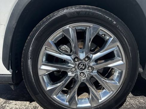 Used 2023 Toyota Highlander Limited FWD image 4