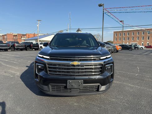 Used 2025 Chevrolet Traverse LT image 4
