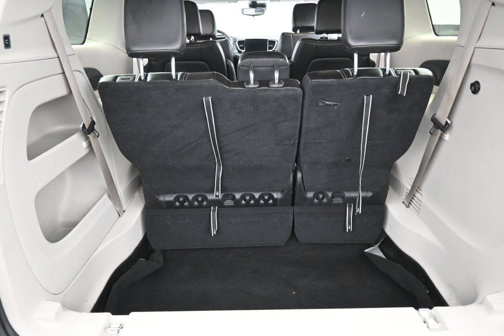 Used 2023 Chrysler Pacifica Touring-L FWD image 14