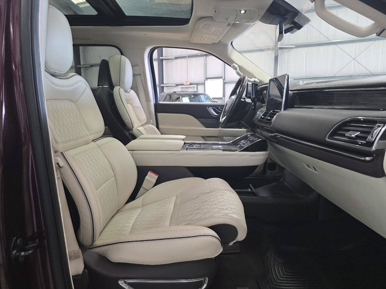 Used 2020 Lincoln Navigator Black Label w/ Cargo Convenience Package AWD/4WD image 18