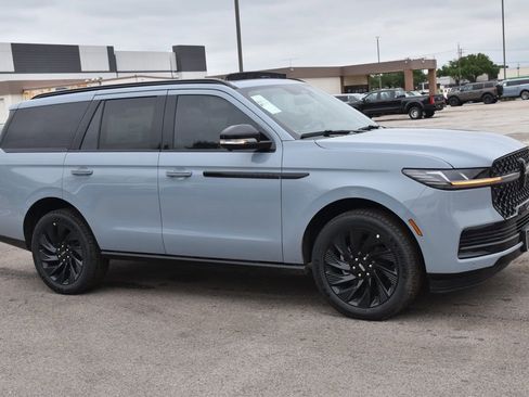 New 2026 Lincoln Navigator Reserve AWD/4WD image 4