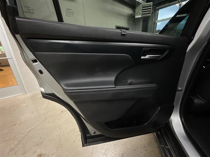Used 2023 Toyota Highlander XLE FWD image 23