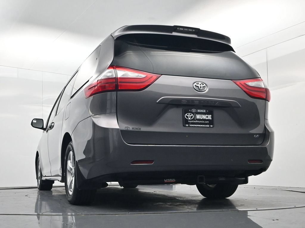 Used 2019 Toyota Sienna LE w/ Carpet Mat Package FWD image 36