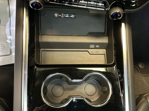 Used 2025 Chevrolet Suburban High Country image 34