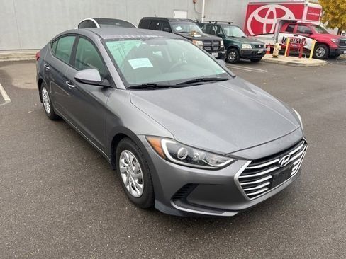 Used 2018 Hyundai Elantra SE image 3