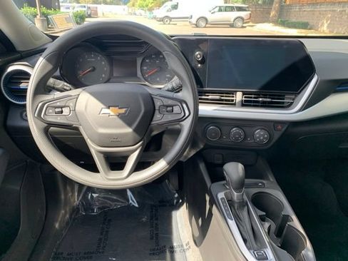 Used 2024 Chevrolet Trax LS w/ LS Convenience Package FWD image 13