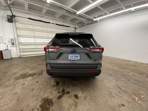 Used 2021 Toyota RAV4 XLE Premium image 5