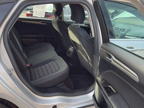Used 2017 Ford Fusion SE w/ Fusion SE Technology Package image 26