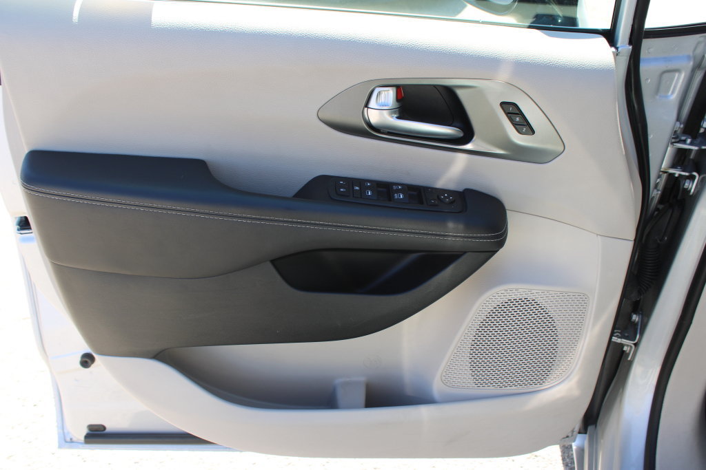 Used 2024 Chrysler Pacifica Touring-L FWD image 33