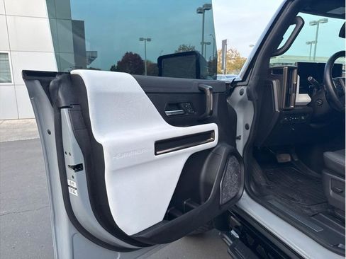 Used 2024 GMC Hummer EV 2X w/ Extreme Off-Road Package image 9