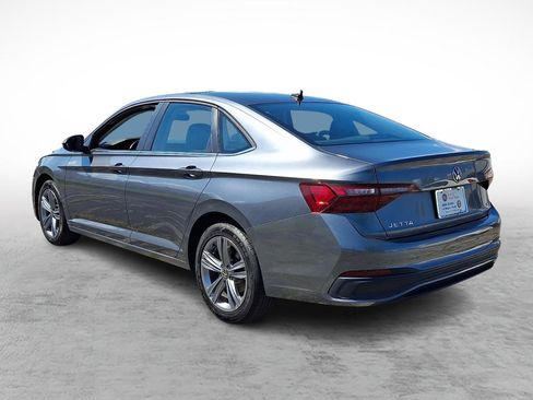 Used 2024 Volkswagen Jetta SE FWD image 3