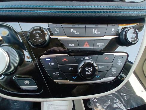 Used 2021 Chrysler Pacifica Touring-L FWD image 18