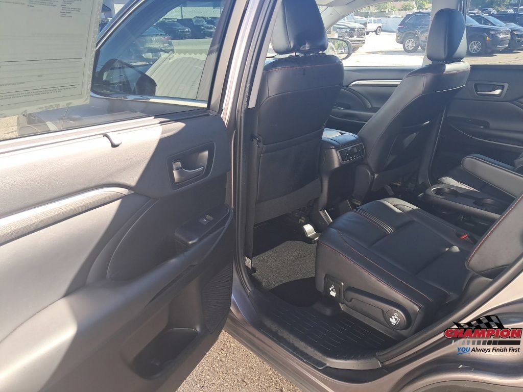 Used 2019 Toyota Highlander SE w/ Protection Package #3 AWD/4WD image 12