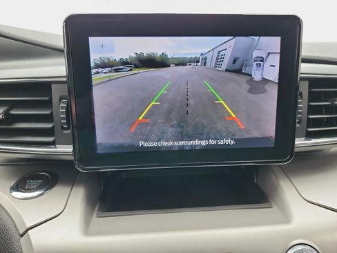 Used 2022 Ford Explorer XLT w/ Equipment Group 202A AWD/4WD image 14