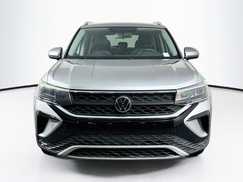 Used 2022 Volkswagen Taos SE FWD image 2
