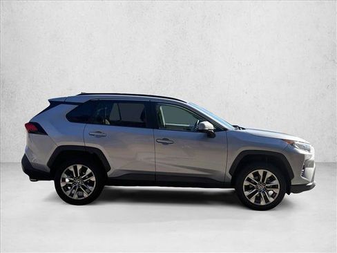 Used 2021 Toyota RAV4 XLE Premium image 5