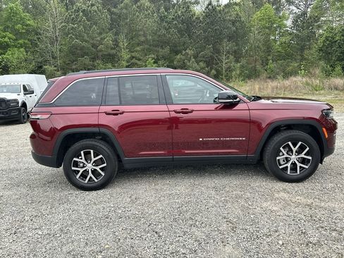 Used 2024 Jeep Grand Cherokee Limited image 2