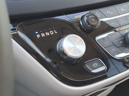 Used 2024 Chrysler Pacifica Touring-L image 16