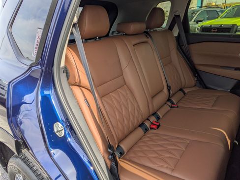 Used 2025 Nissan Rogue Platinum w/ Tech Package image 34