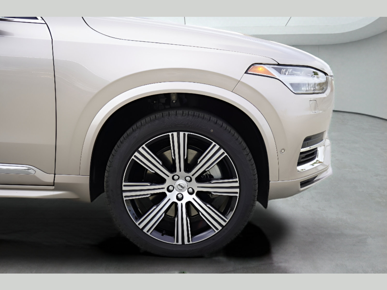 New 2025 Volvo XC90 T8 Plus w/ Protection Package Premier AWD/4WD image 5