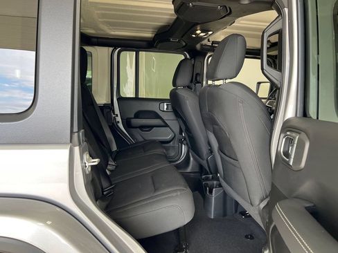 Used 2021 Jeep Wrangler Unlimited Sahara AWD/4WD image 9