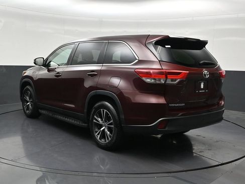 Used 2019 Toyota Highlander LE FWD image 3