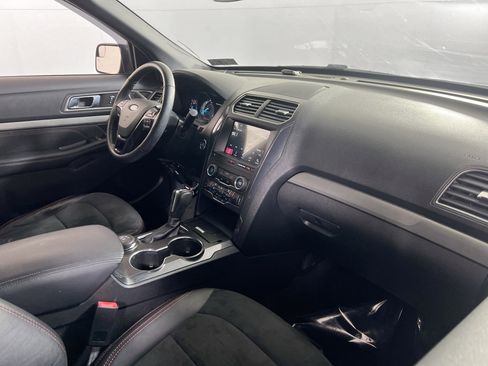 Used 2018 Ford Explorer XLT w/ Equipment Group 202A image 28