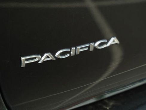 Used 2023 Chrysler Pacifica Touring-L FWD image 41