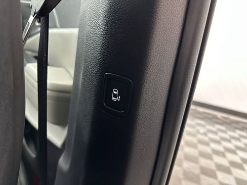 Used 2024 Kia Carnival LX FWD image 17