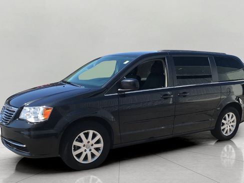 Used 2016 Chrysler Town & Country LX FWD image 10