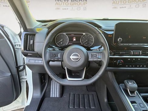 Used 2024 Nissan Pathfinder SV FWD image 12