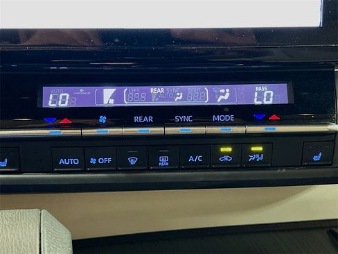 Used 2023 Toyota Sienna XLE image 13