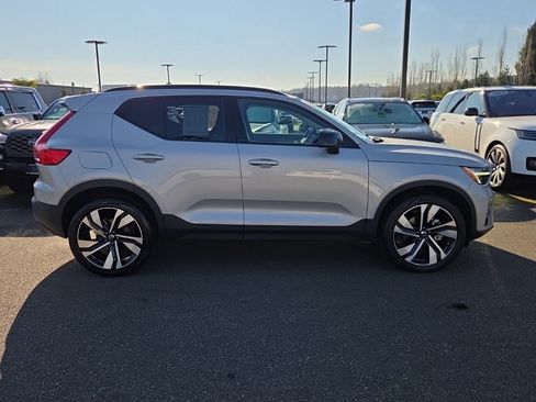 Used 2025 Volvo XC40 B5 Plus w/ Climate Package image 9