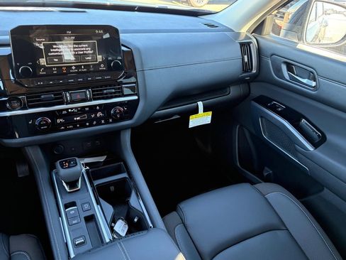 New 2025 Nissan Pathfinder SL image 13