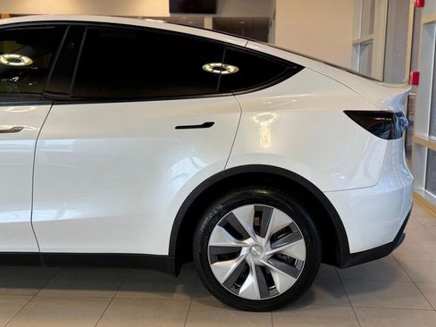Used 2024 Tesla Model Y 2WD image 9