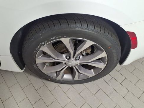 Used 2019 Chrysler Pacifica Limited w/ Tire & Wheel Group FWD image 8